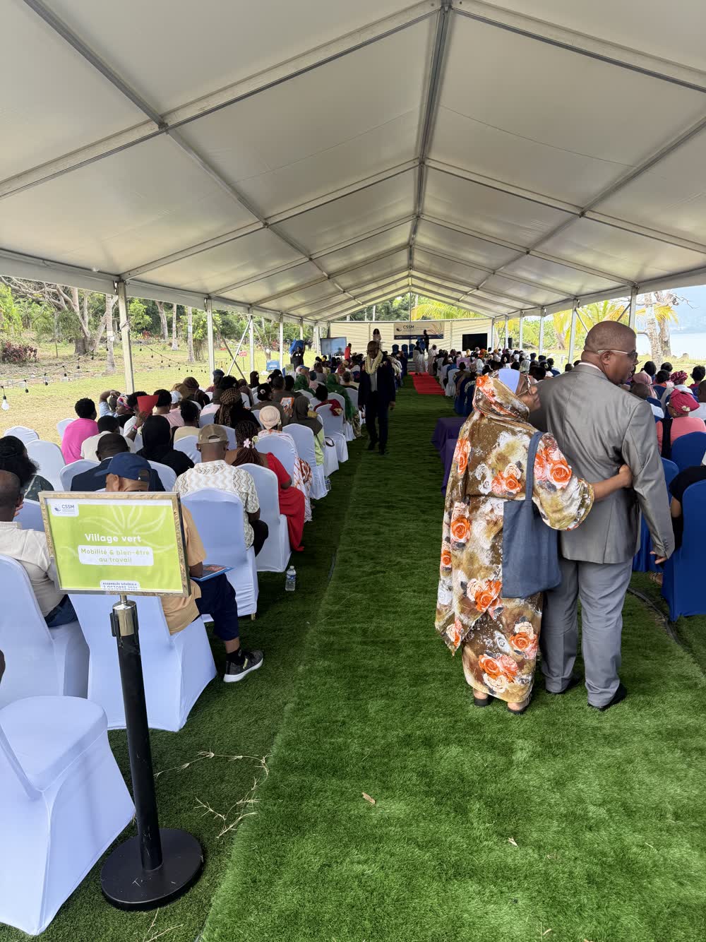Chapiteau au bord du lagon à Mayotte, accueil des 400 agents de la CSSM par Pull Up Événements