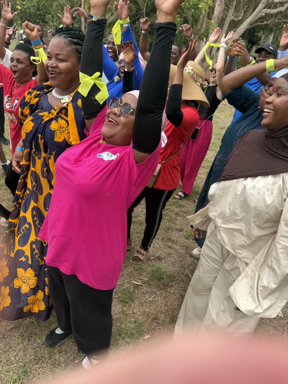 Agents de la CSSM bras levés lors du final dansé de leur journée à Mayotte